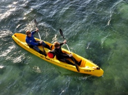 В Днепре спортсмены на каяках чистили реку возле Зеленого острова