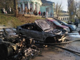 На парковке возле Национальной филармонии в Киеве сожгли две машины