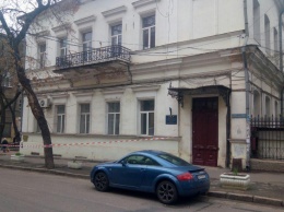 Фасад института в центре Одессы стал опасным для пешеходов