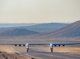 Самый большой в мире самолет впервые полетал над американской пустыней. Фото и видео