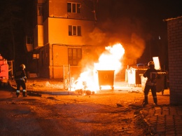 В одном из дворов Днепра сгорели мусорные баки: подозревают поджог