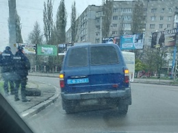 На площади Победы ц автомобиля спецроты полиции отвалилось колесо