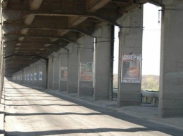 На мосту Преображенского водитель-лихач ввел в замешательство остальных участников движения (ВИДЕО)