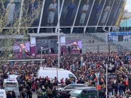 На выступление Порошенко на "Олимпийский" пришли несколько тысяч человек