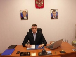 Тень чиновника: Саратовский политик может потерять должность из-за таблички «Денег нет» на своем столе