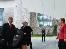 Порошенко обсудил с Меркель и Макроном Донбасс и экономическое сотрудничество