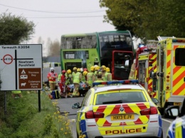 На британском острове Уайт автобус столкнулся с автомобилем: один погибший, 19 раненых