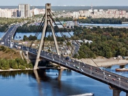 В Киеве с моста бросился человек