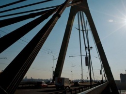 На Северном мосту спасли от самоубийства мужчину, - ФОТО