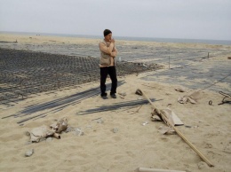 В Затоке "благоустроители" огромный кусок пляжа застелили строительной сеткой под бетон