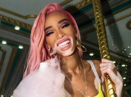 В ярком мини и с розовыми волосами: Винни Харлоу в образе Барби развлекается на фестивале