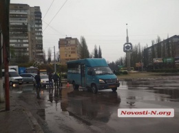 На пл.Победы в Николаеве столкнулись две маршрутки и легковушка
