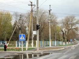 В селе под Одессой на опасном перекрестке установили светофор (фото)