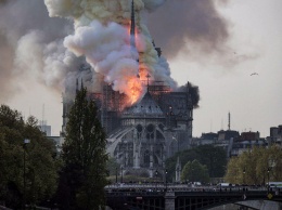 Собор Парижской Богоматери утрачен, огонь не остановить, крыша рухнула: новые кадры