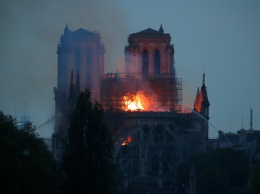 Пожар в Соборе Парижской Богоматери: пожарные продолжают тушить огонь