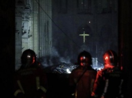 Слезы Парижской Богоматери: католики вышли с молитвами и песнями к горящему Нотр-Даму