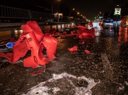 В Киеве пьяный водитель снес ограждение, разбил две машины и скрылся