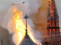 Собор Парижской Богоматери едва не сгорел дотла (ФОТО и ВИДЕО)