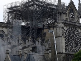 Собор Парижской Богоматери устоял, но все еще горит