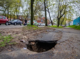 В Днепре на Короленко провалился асфальт