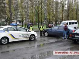 В Николаеве «Опель» улетел на газон после того, как в него врезался «Ниссан»