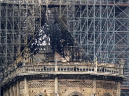 Из пожара в соборе Нотр-Дам успели вытащить треть реликвий, их отдадут в Лувр на хранение