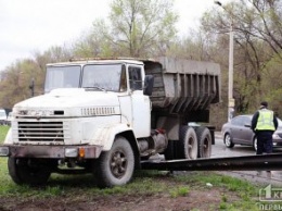 ДТП в Кривом Роге: грузовик снес отбойник (ФОТО)