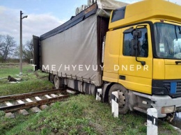 Под Днепром пьяный водитель фуры слетел с железнодорожного переезда