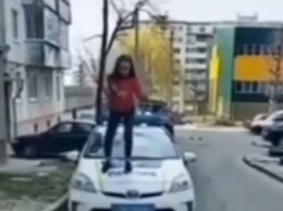 В Ровно школьница станцевала на капоте полицейского авто (видео)