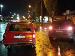 Ночью в Николаеве «Рено», выезжая из парковки, врезался в «ВАЗ»