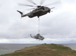 Видео: самый большой американский вертолет перевозит на тросе новую версию «Кобры»