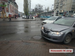 В центре Николаева столкнулись «Мазда» и «Форд»: на проспекте пробка