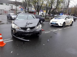 В Мариуполе столкнулись «Митсубиси» и «Джили». Есть пострадавший, - ФОТО