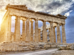 В Акропольский холм в Афинах попала молния, пострадали четыре человека