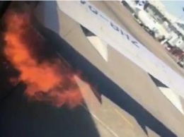 «Пламенный привет от UTair»: Пассажиры самолета обнаружили возгорание двигателя при взлете