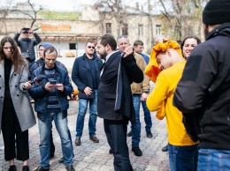 Киевскую делегацию в Одессе забросали товарами из секс-шопа