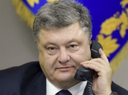 Порошенко звонит украинцам и просит поддержать его на выборах