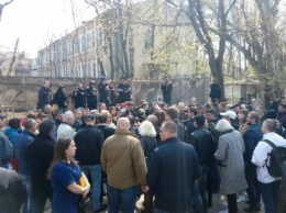 В Одессе во время акции против застройки "Летнего театра" облили нечистотами группу нардепов, среди которых был Найем