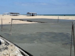 В Затоке забетонировали часть пляжа (ФОТО)