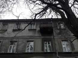 Жители Одессы просят убрать дерево в аварийном состоянии (ФОТО)