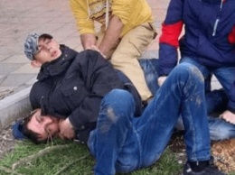 Вырвал телефон из рук и убежал: под Днепром прохожие схватили жесткого преступника (Фото)
