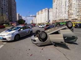 В Киеве на Позняках Fiat c ребенком внутри столкнулся с другим авто и перекинулся на крышу (фото)