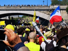 Во Франции бастуют "желтые жилеты". Полиция сообщает о 126 задержанных только в Париже