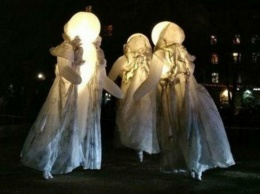 Курьезы: На площади Маяковского бродили привидения (ФОТО, ВИДЕО)