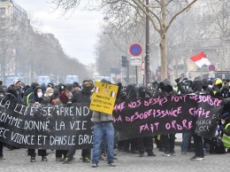 В Париже на акции "желтых жилетов" арестованы 70 человек