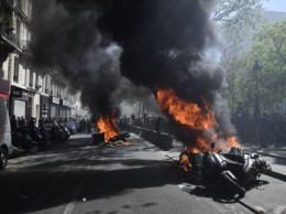 В Париже возобновились столкновения на акции "желтых жилетов"