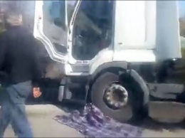 Тащил тело семь метров: на Львовщине грузовик насмерть сбил ребенка