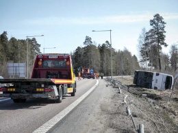 В Швеции в ДТП перевернулся пассажирский автобус, есть пострадавшие. Фото