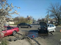 В Харькове не поделили дорогу "Volkswagen" и "Оpel": три человека в больнице, - ФОТО