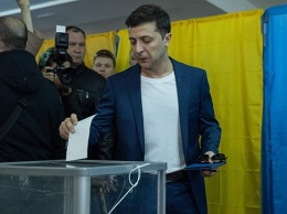 Зеленский с Eminem, а Порошенко после службы: как голосовали кандидаты и как проходят выборы